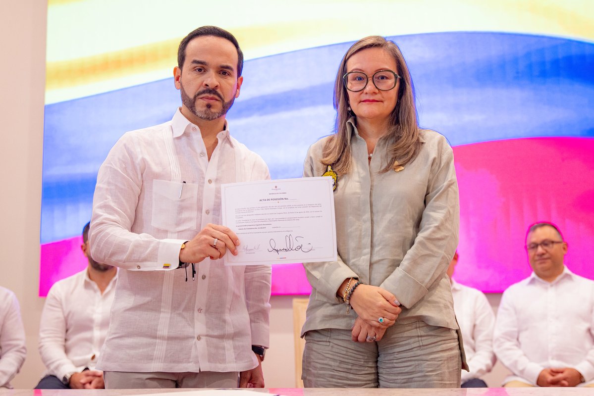 GiovannyEnciso's tweet photo. Las nuevas Magistradas del CNE, @cielo_rusinque y @anajimenabr , se posesionaron ante el Presidente De la Espriella, con un pin de Jaguar en el pecho. 
La cara de Abelardo es un poema. 😂 https://t.co/iYMYsJ9rz3