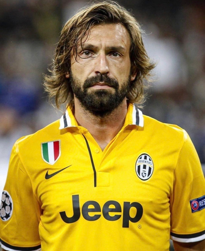 FrenkieWoody's tweet photo. Il AC Milan scelse di non rinnovare il contratto di Andrea Pirlo nel 2011, ritenendo che a 32 anni avesse superato il suo momento migliore.  
Pirlo firmò per la Juventus a parametro zero e vinse il premio di miglior giocatore della Serie A per tre stagioni consecutive, un record mai eguagliato.