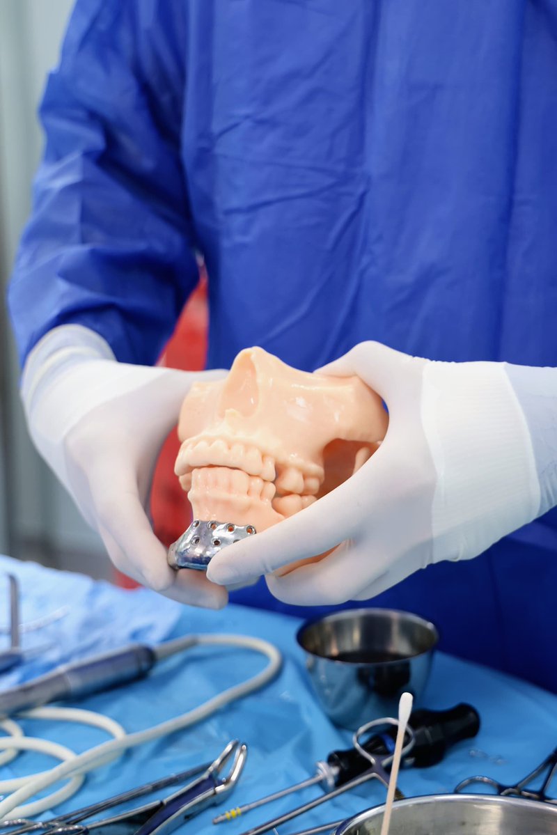 ClinicasColina's tweet photo. Cuando el propósito y la excelencia se unen, lo complejo se transforma en una oportunidad para devolver la salud. Un equipo multidisciplinario realizó con éxito una compleja resección de tumor benigno mandibular y prótesis personalizada a un paciente de 55 años. 💚🏥 https://t.co/sbhxl9W0G3