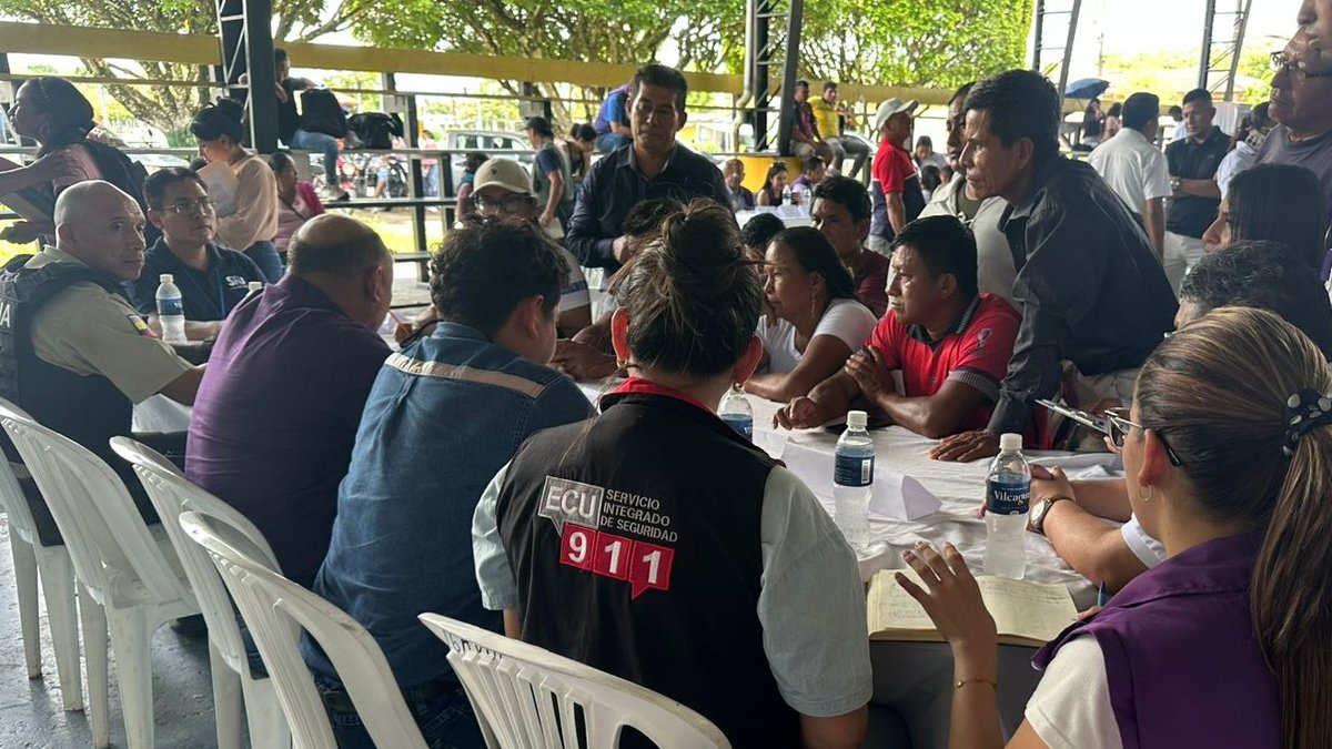 ecu911Ibarra's tweet photo. 📍#Sucumbíos | @LeonelaVelasco, Jefa Operativa Local del @ECU911_ en #NuevaLoja junto a su equipo técnico participaron en las actividades del Gabinete Sectorial en Puerto El Carmen en el cantón #Putumayo.

🗣️👥👤 Durante el encuentro se atendieron requerimientos ciudadanos, además se socializó el modelo de Gestión y la importancia de la nueva herramienta para reportar alertas de violencia contra la mujer 🟣#BotónVioletaECU911

🚨 ☎️📞#LíneaÚnicaParaEmergencias 9️⃣1️⃣1️⃣