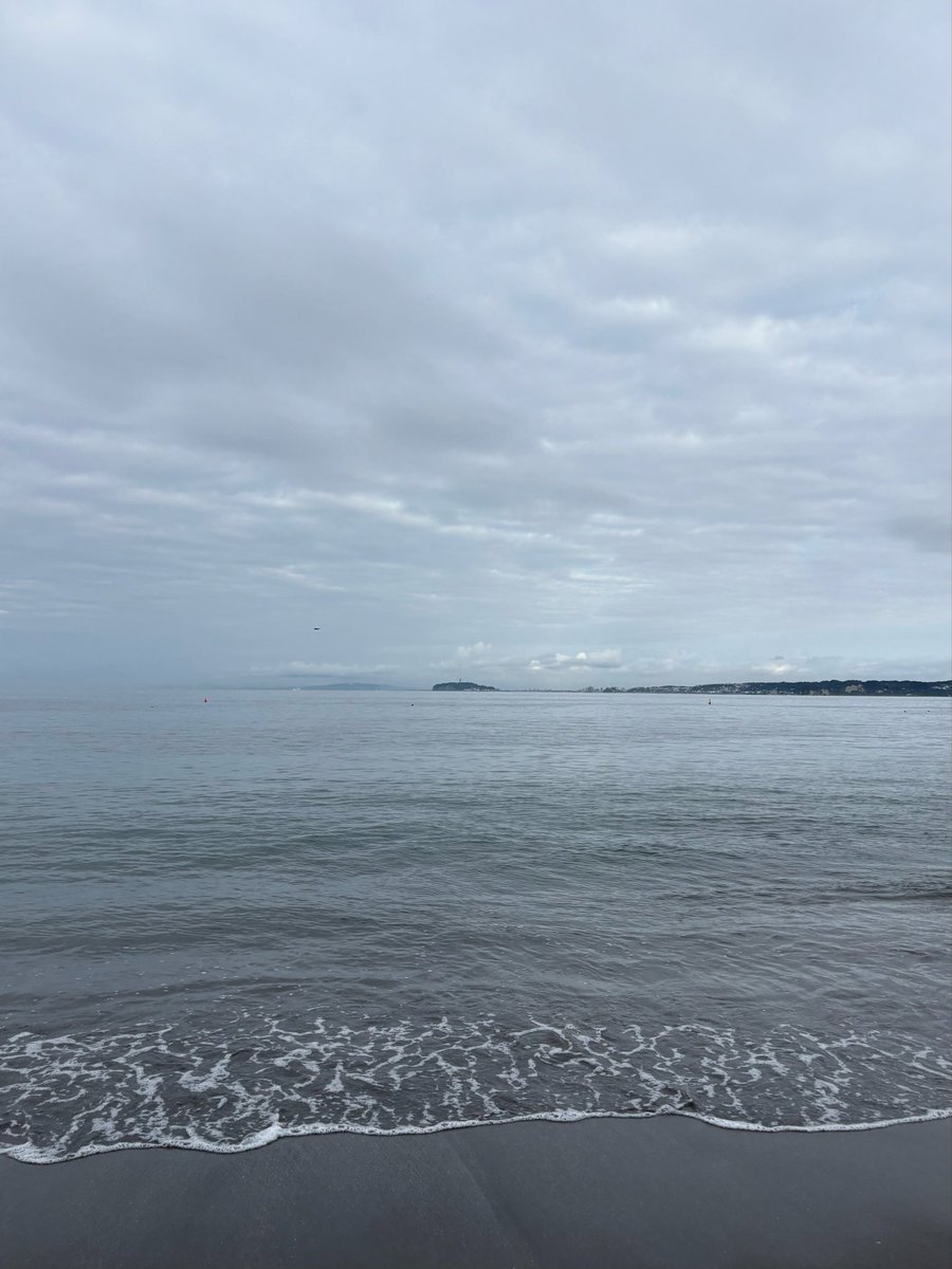 hello_hayama's tweet photo. グッドモーニング葉山。
水曜日は、曇り。風はない。
どんより空の視界が悪い朝。
波は今日も穏やか。
少しだけ前に、一歩、一歩。

#ハロー葉山 https://t.co/kJYIV434Qq