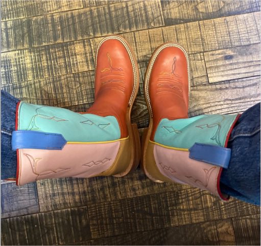 SumidaJun's tweet photo. 秋のブーツは女性だけの楽しみではないですよね
ブーツ歴は今年で70年目
3歳の頃「大きくなったらカウボーイになる!」と夢見たことから始まりました #角田順 #JunSumida #MyDream https://t.co/CRj3RTd2aD