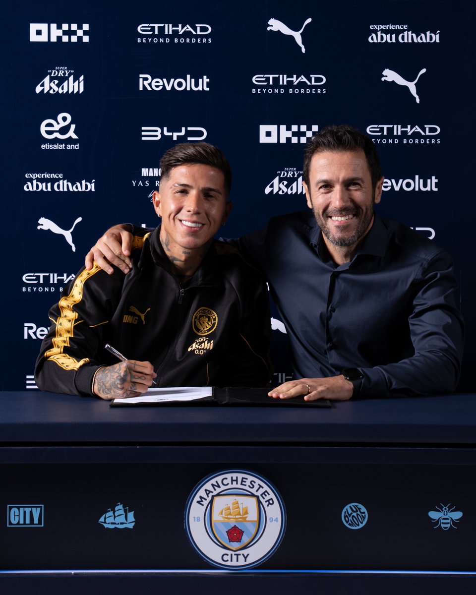 ManCity's tweet photo. Enzo Fernández is here 🤝 https://t.co/NWyxbpGquy