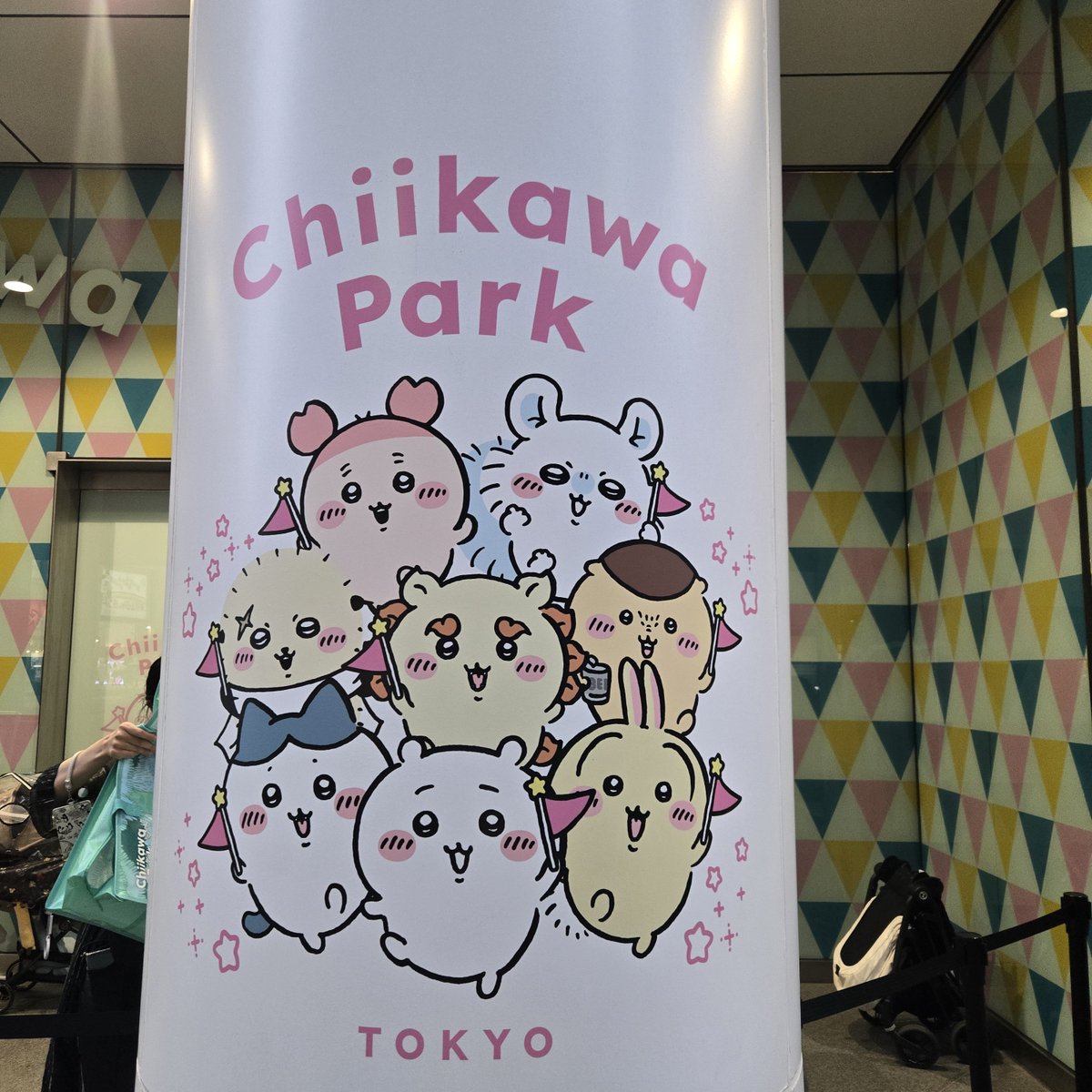 39myco39's tweet photo. 東京でちい活した〜欲しかったパンに挟まれてるハチワレぬい売り切れてたから店員さんハチワレお迎え！パークは外観見ただけ！東京にしかない場所行けて楽しかった〜！ https://t.co/jC0BMbO167