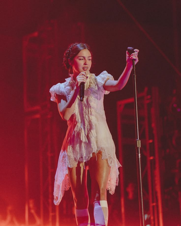 sstatsoir's tweet photo. Olivia Rodrigo (42.14M) is now the 268th best-selling artist in history by equivalent album sales, surpassing The Smashing Pumpkins. https://t.co/hADKmkYK2r
