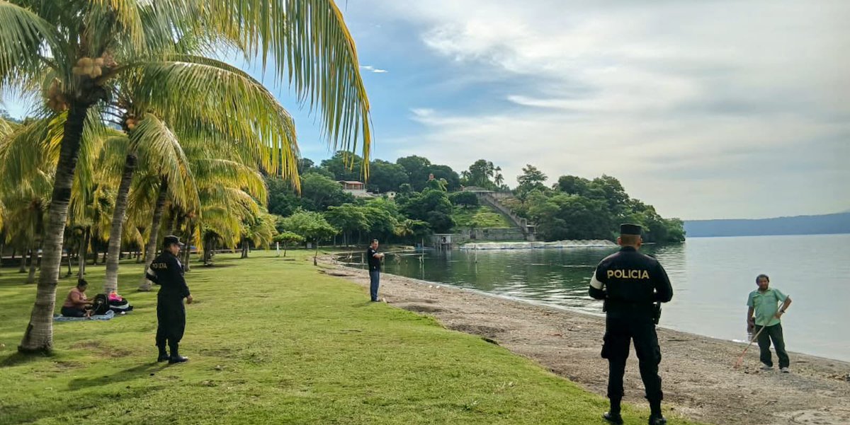 PNCSV's tweet photo. 📍San Salvador Este

Los centros de atracción en Ilopango, son visitados a diario por los salvadoreños que buscan pasar momentos de recreación. 

De la seguridad y la tranquilidad se encargan nuestros policías.

#PlanControlTerritorial https://t.co/aNlnFgafpt
