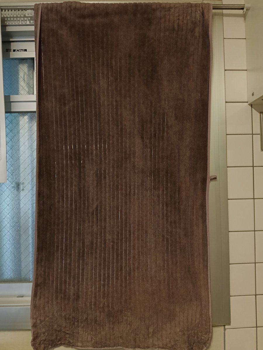 BlackManJapan2's tweet photo. So near the elevator I guess sum bods would get curious (a few peeping toms 😎🫣) when (due to heat in kitchen or when cooking) window was slid for a full on view. Evidently visible through the amido. I'll have to get curtains or blinds today😁
I myself make a point to not look.. https://t.co/kgfarO4prW