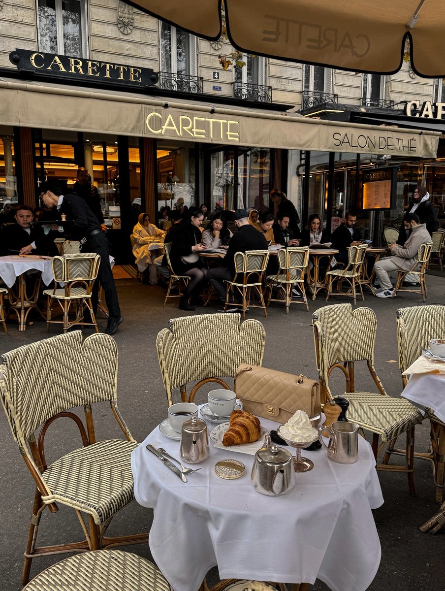 echoesofworld's tweet photo. Autumn in Paris https://t.co/C9DHHVQOuv