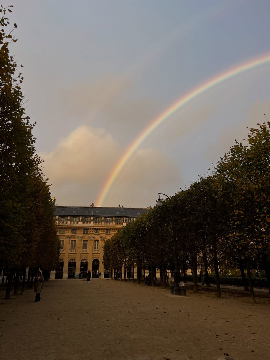 echoesofworld's tweet photo. Autumn in Paris https://t.co/C9DHHVQOuv
