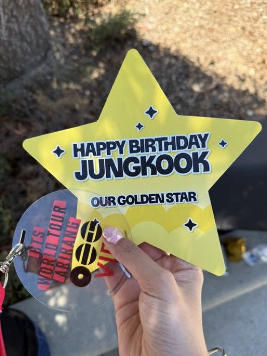BTSDailyChile's tweet photo. ¡ARMY en Los Ángeles ya está lista para celebrar el cumpleaños de Jungkook hoy! 🎉🎈🎂💜

#happybdayjungkook
#ARIRANG_WORLDTOUR 

© epiphany_mp3
© apobangko 
© Mikro_Mexico https://t.co/e8N6EkDBsQ