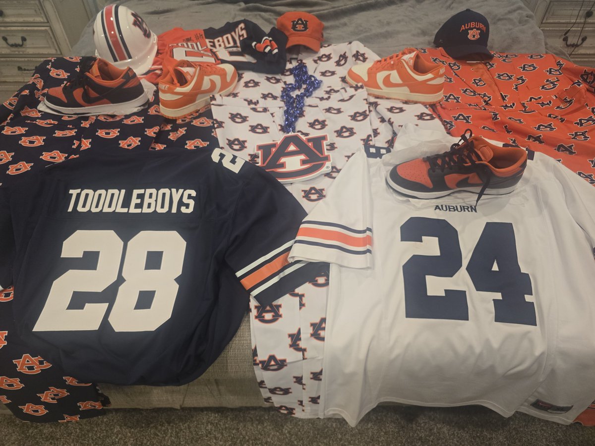 TOODLEBOYS's tweet photo. Cloths laid out over bed like 1st day of school 🧡🦅💙🐐💯🔥 GAME 1 💯🐐WHICH COLOR, WHICH HAT, & WHICH SHOES #TOODLEBOY COMING AND I'M #REPPIN
#Gamedaystartswiththefit💪
#repforyourkids🔥
#RepForYourSquad 💯
#allmyfriendsaremodels 😍
#customEVERTHING https://t.co/sVO3GJH4eA