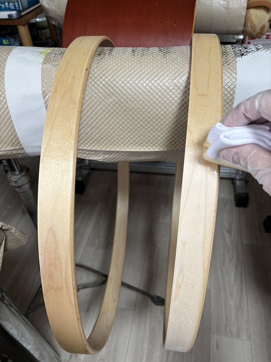 riddim61's tweet photo. Custom Order. Maple 8ply (w/reinforcement) / 22"x15" BD , 12"x8" TT , 16"x15" FT (red mahogany)_ Starting the sanding and painting of the bass drum hoop (natural maple).
バスドラムフープのサンディング〜塗装スタート。
@darega_ninjinja
#riddim_customdrums
#customdrums https://t.co/g7Vm560dI4