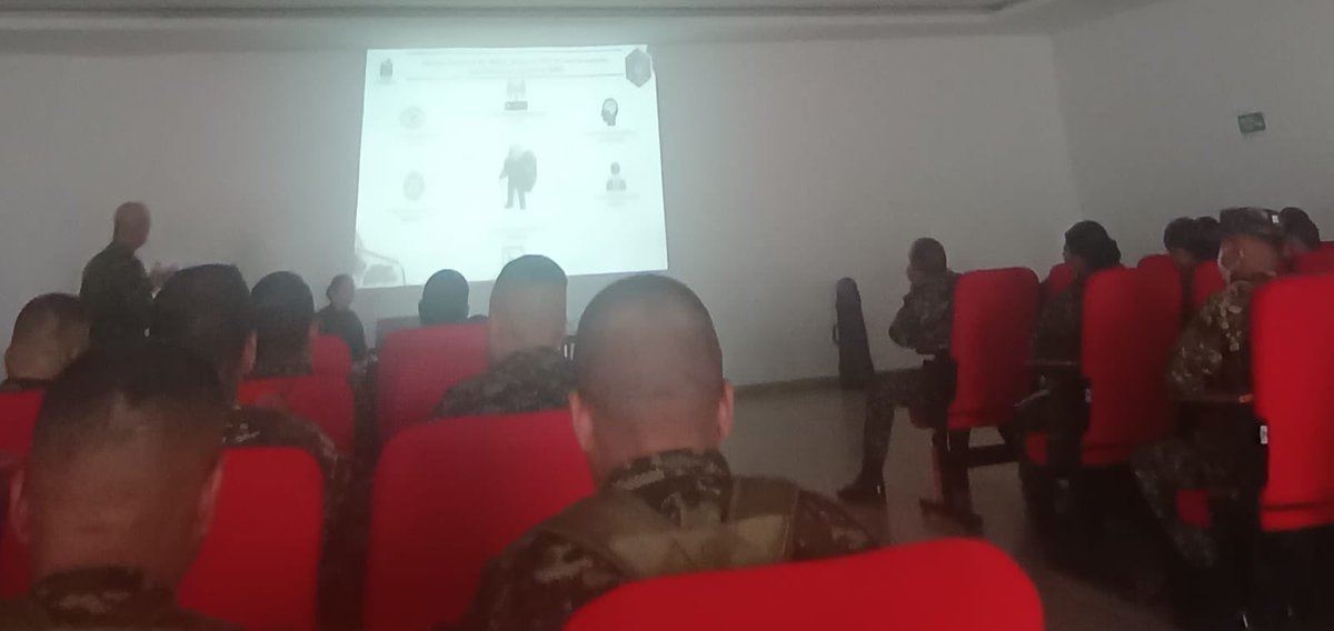 Ejercito_Div5's tweet photo. La transparencia se construye con acciones que reflejan nuestros valores. 

Nuestros soldados de la #PrimeraBrigada participaron en la capacitación de la campaña “Luz y Honor, Transparencia en Acción”, fortaleciendo su compromiso con la integridad, la ética y el servicio a los colombianos.

La ética se demuestra actuando con integridad.

#EjércitoTransparente