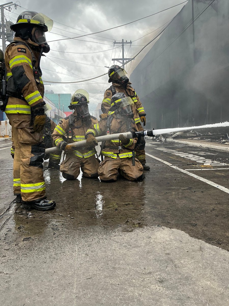 BCBRP's tweet photo. 🔥🚒 Bomberos continúan combatiendo incendio en Calle 4. ⚠️ Evita el área, respeta el perímetro y permite el paso de emergencias. Tu seguridad es prioridad. 🇵🇦 https://t.co/l6XBnS78Si