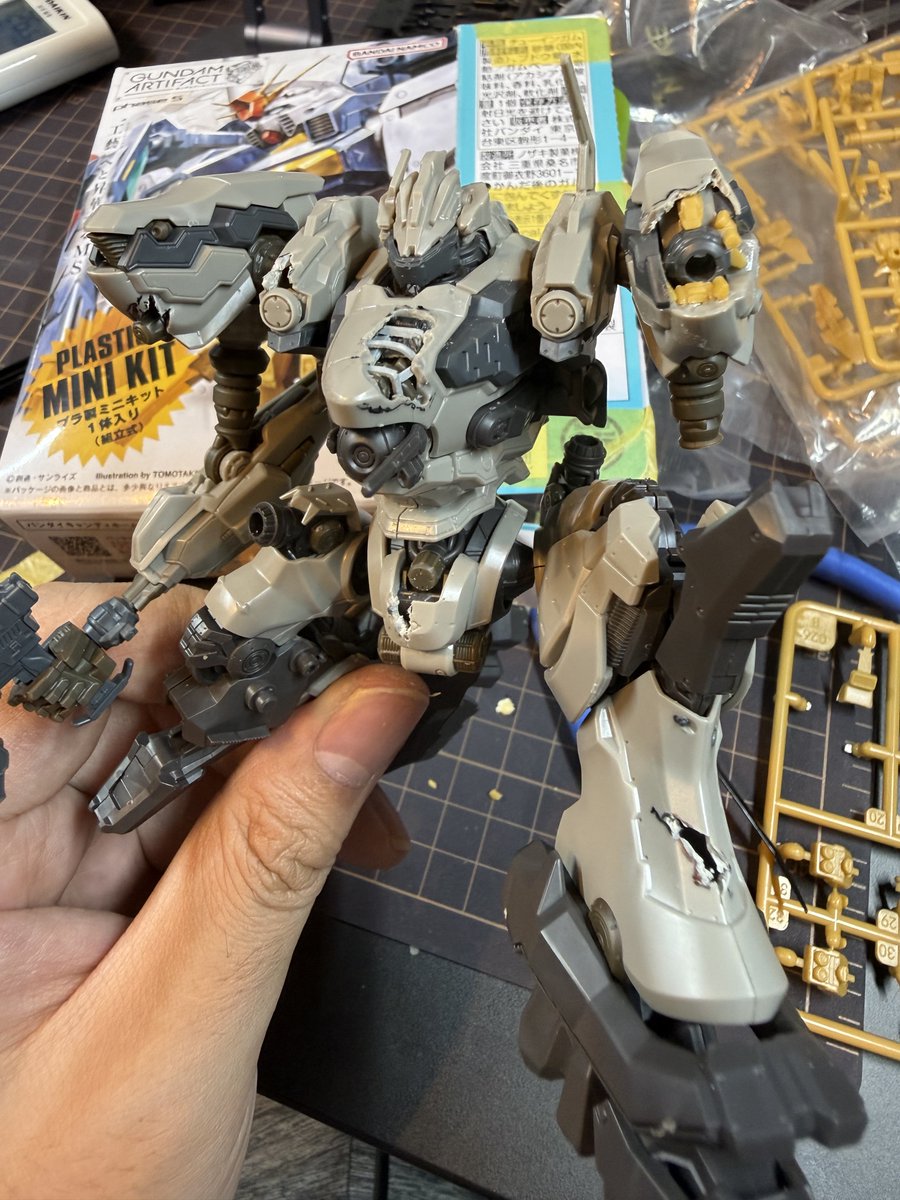 nabehobby501's tweet photo. 昨晩はアーティファクトのパーツを使って、露出した肩の内部メカを進めました。なるべく時間をかけずにかっこよく仕上げるが今回のテーマで、現時点で箱開けから約9時間経過しました。 https://t.co/O2tE3dozty