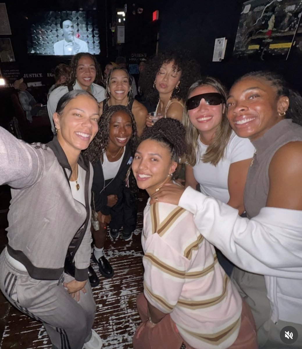 goatzzidaya's tweet photo. AZZI, GABBY, KC IN ONE PIC BITCHHHHHH THAT IS A VALKS ONLY PIC WHEWWWWWWWWWW #VALKZZI NATION WE HEAAAAA 😭😭😭 https://t.co/ezi7mwLauK