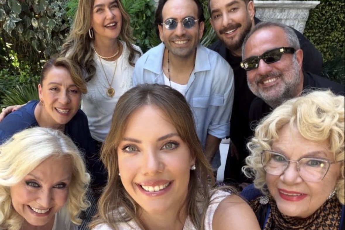 ninajohnsons's tweet photo. Komedi dizilerini ilk bölümden harcıyorsunuz.Yalan Dünya,Avrupa Yakası,Yabancı Damat da ilk bölümden efsane değildi. Karakterler hikâye ve mizah zamanla oturdu.İlk bölüm pilot bölümdür, hüküm değil.Şiddet dizilerine gösterdiğiniz sabrın birazını komediye de gösterin.
#TuzluKahve https://t.co/KSa27DTA5F