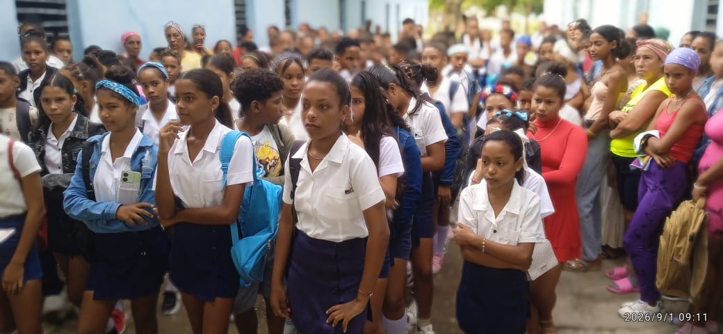 LDubuet's tweet photo. Con la totalidad de estudiantes,padres y trabajadores dimos inicio al curso escolar 2026_2927.
#CubaMined 
#InicioDelCursoEscolar
#EducaciónGranma
#RioCauto. https://t.co/kgoLjUI6UJ