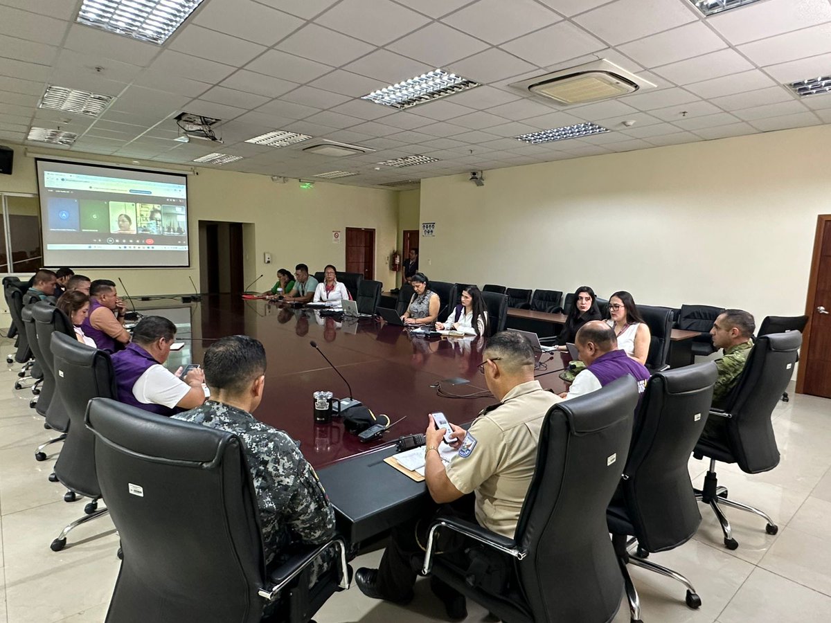 ecu911Ibarra's tweet photo. ���#Sucumbíos | @LeonelaVelasco, Jefa Operativa Local del @ECU911_ en #NuevaLoja, junto distintas instituciones de las carteras de estado, mantuvieron una reunión de trabajo en el marco de la mesa de seguridad provincial sobre la gestión mensual, y seguimiento a compromisos con la ciudadanía en la provincia.

El objetivo de este encuentro es fortalecer la gestión gubernamental que permita el fortalecimiento de la seguridad en territorio.

🚨 ☎️📞#LíneaÚnicaParaEmergencias 9️⃣1️⃣1️⃣