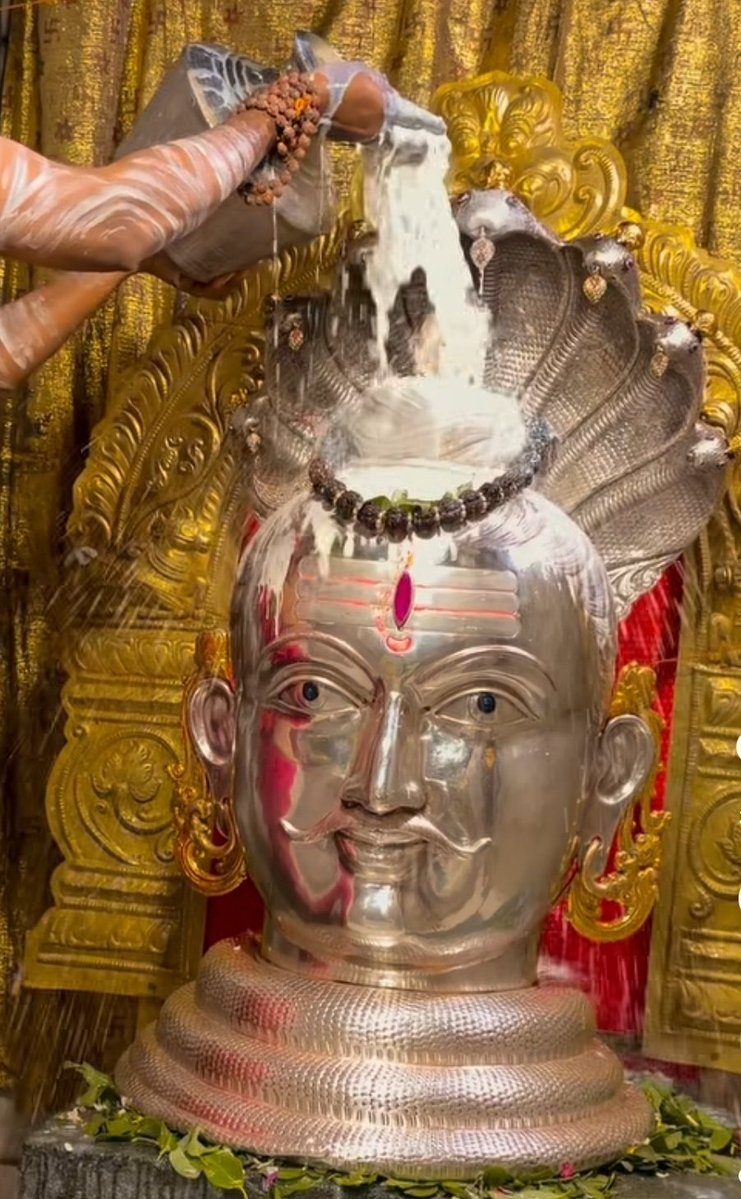 shivShambu1111's tweet photo. Om Namah Shivaya #SriVeerabhadraswamy #hara #Rudra #omnamahshivaya #Mahakaleshwar #omnamahobhagvatheRudraya #KashiVishwanath #Kedarnath #amarnath #somanath #manjunath #mallikarjun #sriyediyursiddalingeshwar #srirevannasiddeshwara Hara Hara Mahadev💐🙏🏼Reply Om Namah Shivaya 💖 https://t.co/7Dw0sVdBTT