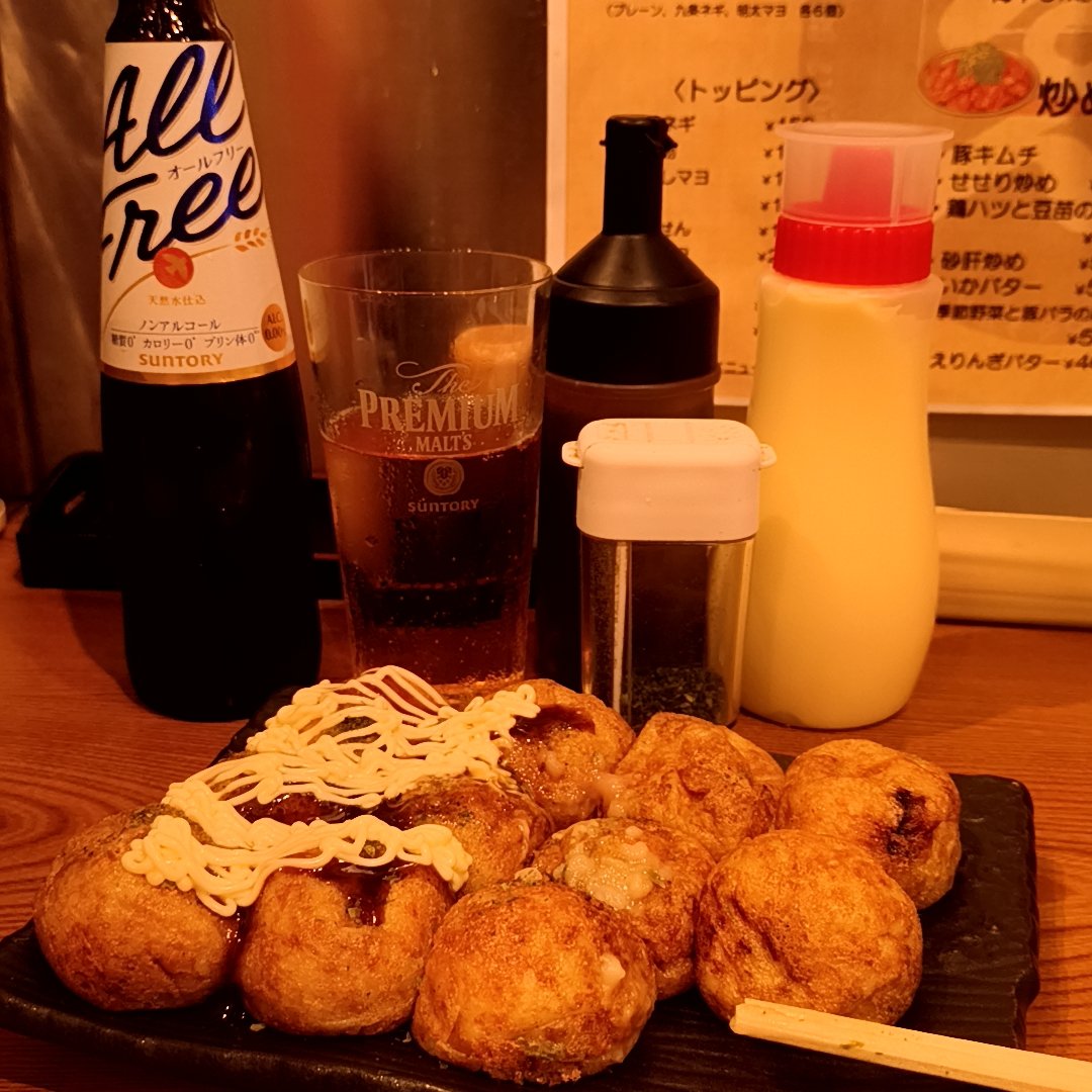 ALZiJPN's tweet photo. 【東府中から分倍河原】
・金麦が「たこ焼きもっと食べたい欲」に🔥　乗換ついでに改札外へ。
何度か利用していたホルモン焼き店が近年、たこ焼きをメニューに追加。一層自分に寄り添った内容に😍
・流石に18個/1,220円ではツラくなると思って、12個/880円(いずれも税別)。
程好い満腹感で南武線へ🚃 https://t.co/evEY6aaxSK