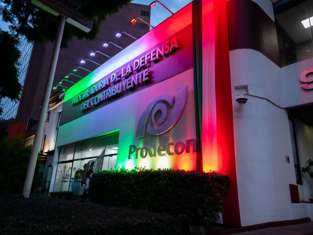 ProdeconMexico's tweet photo. 🇲🇽 ¡Ya comenzaron las Fiestas Patrias!

Con el encendido de luces conmemorativas en nuestro edificio, damos inicio a las celebraciones que nos recuerdan nuestra historia, identidad y orgullo como mexicanos. 💚🤍❤️

Desde #PRODECON, te deseamos un mes lleno de tradición y orgullo nacional.

¡Viva México! 🎉
