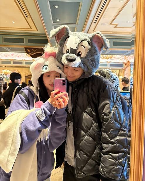 dramacoKR's tweet photo. Omooo Yeeun ama Vata mau nikaaahhh? Congraatsss member RM nikah lagi 🥹

Pantesan yang ikutan SDF (Street Dance Fighter Director's War) si Ingyoo 😂 Ternyata Vata persiapan nikah bulan Desember toh.

Wedding singernya jangan Ji Sukjin ntar wkwk nyanyi Milkshake 😂 https://t.co/txkrjsxtl4