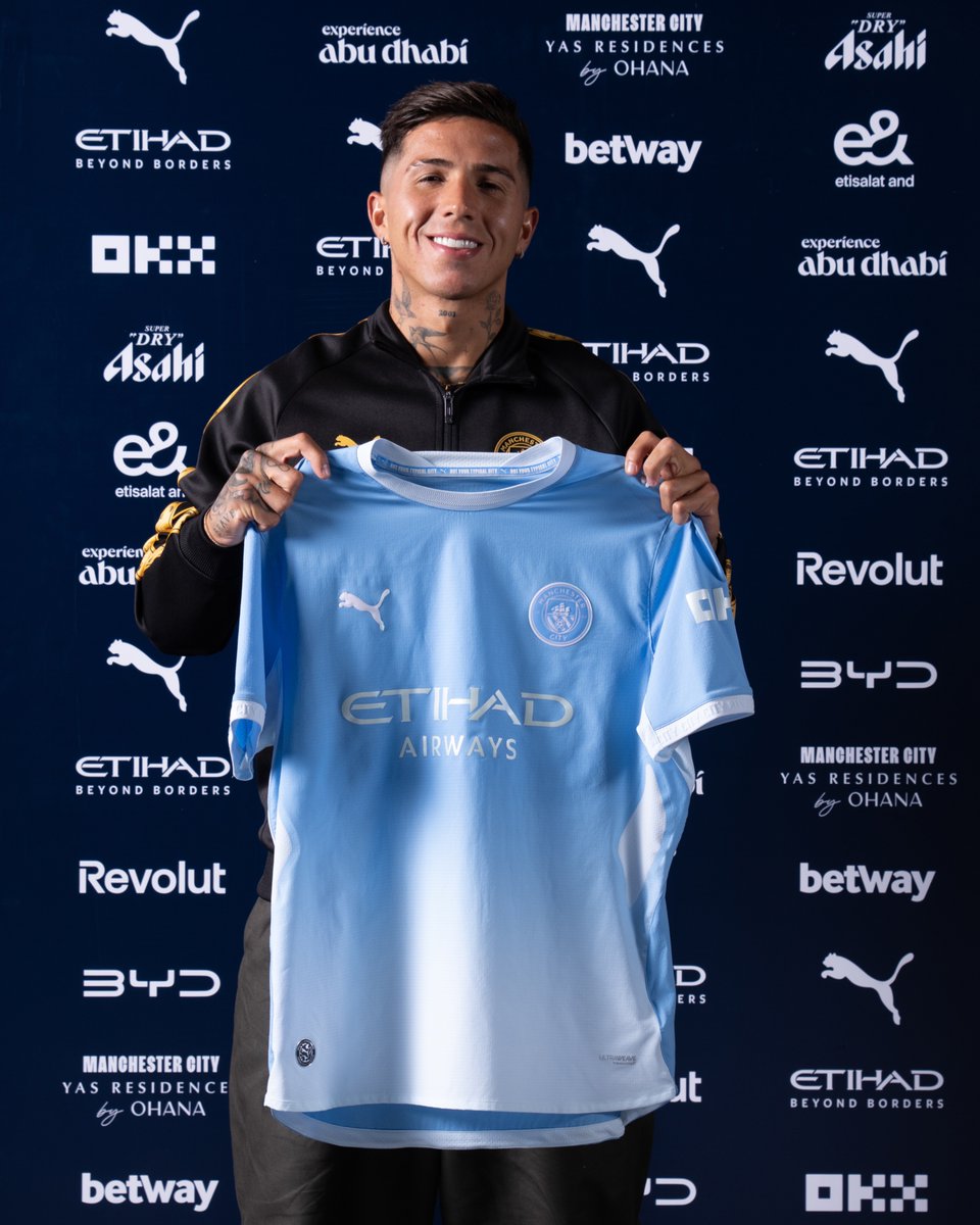 ManCityFra's tweet photo. Enzo Fernández est là 🤝 https://t.co/Vn261UenTm