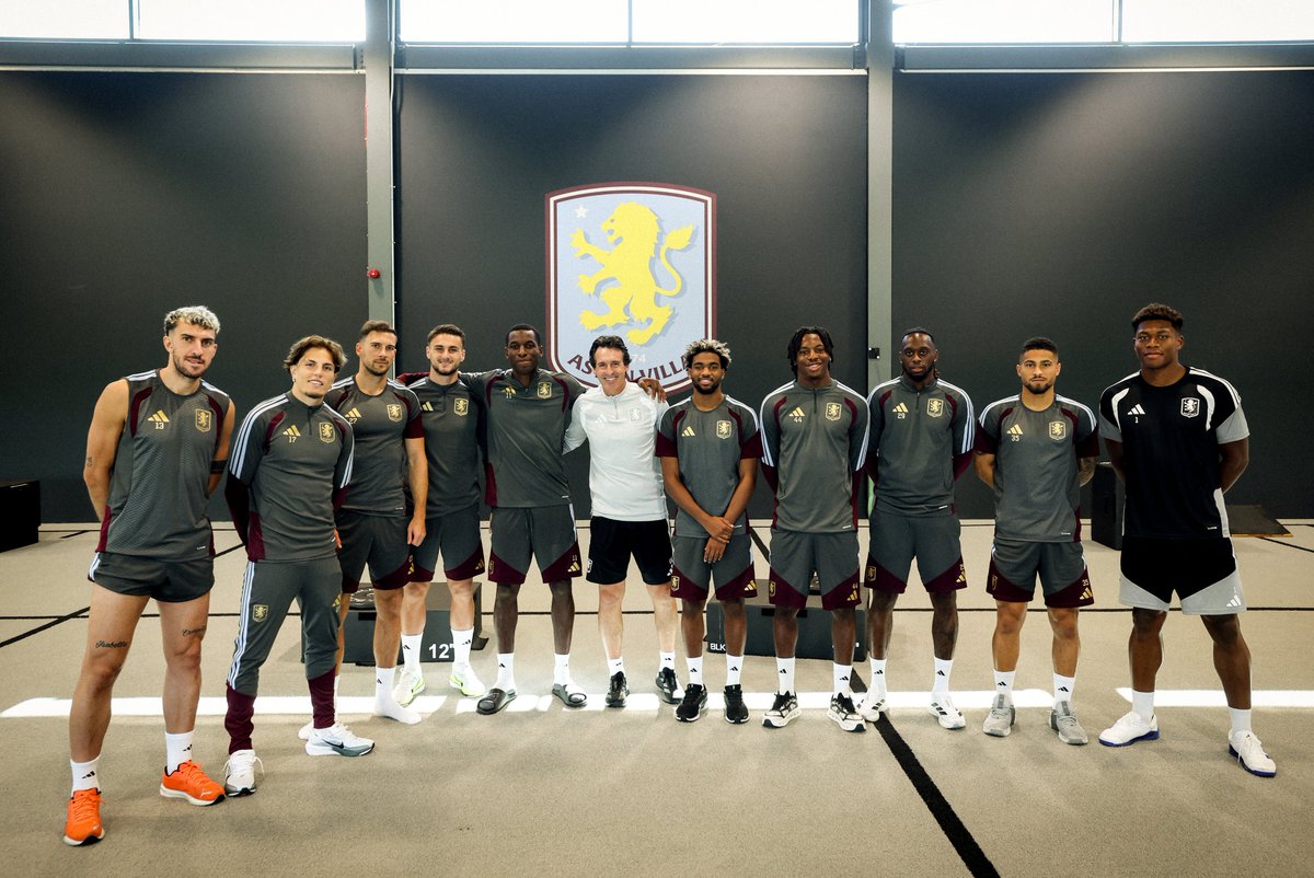 DeadlineDayLive's tweet photo. 🚨 All 10 of Aston Villa's summer signings posing with manager Unai Emery. 💜

🇨🇭 Johan Manzambi — £51.4M
🇸🇳 Nicolas Jackson — £47.5M
🇸🇳 Ibrahim Mbaye — £47.1M
🇧🇷 João Gomes — £34.3M
🏴󠁧󠁢󠁥󠁮󠁧󠁿 Taylor Harwood-Bellis — £30M
🇯🇵 Zion Suzuki — £25.7M
🇮🇹 Matteo Ruggeri — £21.4M
🇩🇪 Leon Goretzka — Free
🇦🇷 Alejandro Garnacho — Loan
🇨🇩 Aaron Wan-Bissaka — Loan

(📸 @AstonVilla)