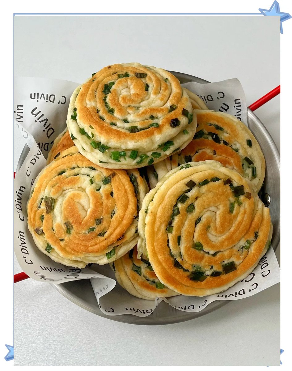 hiisgirl's tweet photo. Crunchy scallion pancake fresh off the griddle, perfect street snack to curb midday cravings ， https://t.co/Jl6j9r6PlK