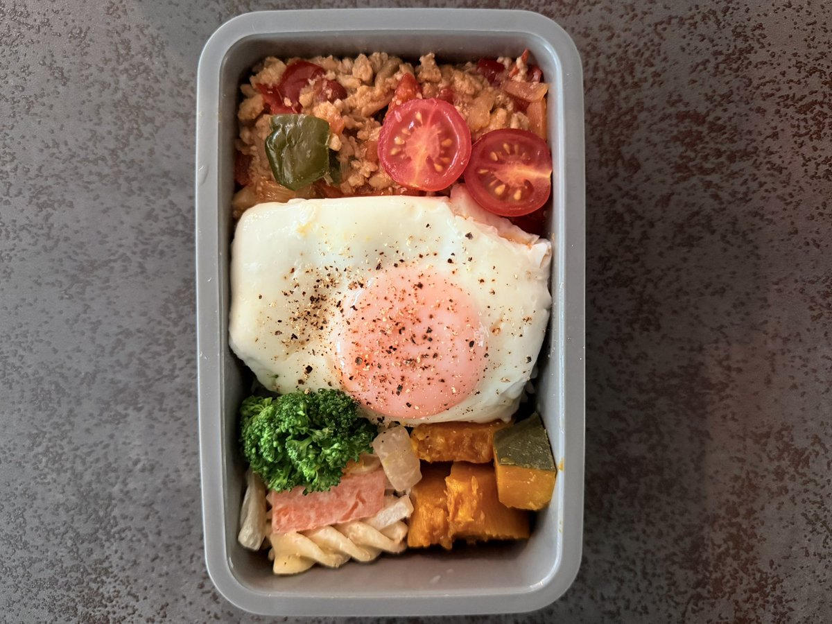 obento_ol's tweet photo. 2026.09.02
旦那仕事休みで私だけお弁当
冷凍してあったガパオライス🥰
多めに作って冷凍しといて良かった〜
なんでも冷凍してるからセカンド冷凍庫が
あるのに冷凍庫常にパンパン😅
今月の業スーの特売の冷凍からあげと
豚のジンギスカン買いに行きたいのにな笑
#今日のお弁当 #お弁当記録 https://t.co/ccHqNeTBuD