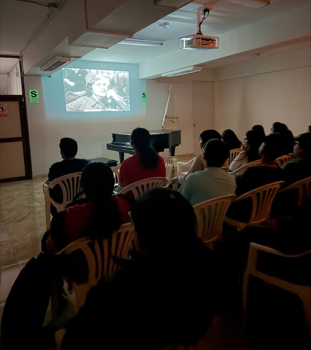 RusEmbPeru's tweet photo. 🗓️ El 31 de agosto en vísperas del Día del Fin de la Segunda Guerra Mundial la Embajada organizó en el Instituto de Arte de la Universidad de San Martín de Porres la proyección del documental del año 1942 «Concierto para el frente».
Mas info👉https://t.co/OlcDEEWmMJ https://t.co/reFQyZKID4