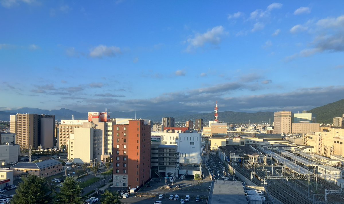 zeroboxman's tweet photo. おはようございます。水曜日の長野駅前は晴れ。最高気温34℃の予報です。まだまだ暑い。 https://t.co/A7AZ8zpFJO