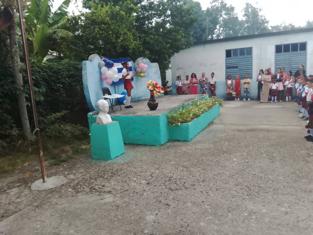 UG_Cuba's tweet photo. # UniversidadCubana
🏛El CUM  se suma a los pioneros y estudiantes de Yateras para dar inicio al curso escolar.

💪Unidos  formamos un Bastión para defender la Revolución desde nuestras trincheras: Las aulas.

#50mesaños #ConFidelEnCadaAula #CasaDeCienciaYProgreso #OrgulloUG https://t.co/eBHddAYq1g
