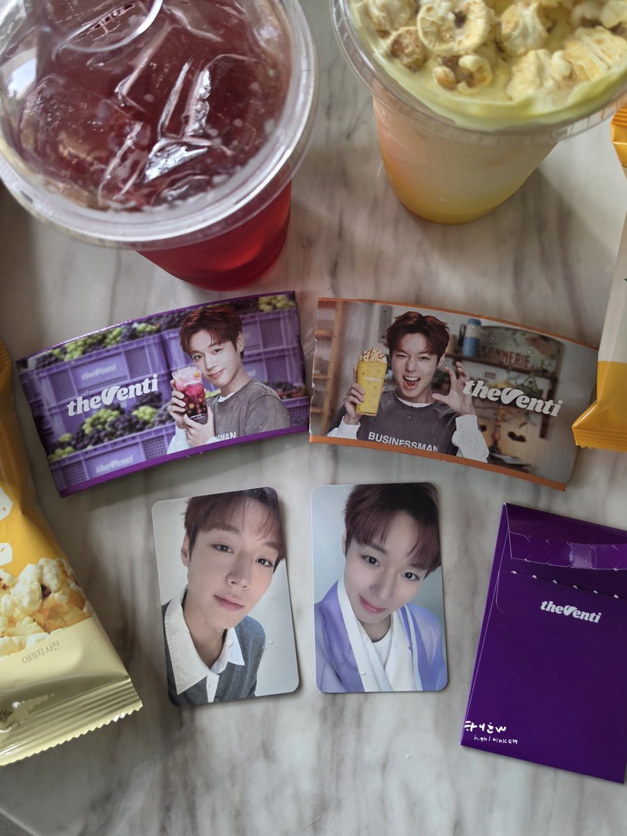 high1wink529's tweet photo. 더벤티 다녀옴 ..🍇🌽
박지훈 이뽀니포카 일단2개받았고 나머지3개중복 안 되게 챙겨주신다고해서 감동..🥺♡
여기지역 바이저 관리깐깐해서 아침에 포스터랑 배너등 부착하시느라 엄청 분주하셨음

음료 개인적 후기
🌽 옥수수 : 옥수수폼 크리미하구 팝콘 완전바삭달달!
음료는 가벼운 옥수수아이스크림+우유느낌인데 적당히 라이트해서좋음 상부하부 조화 ㄱㅊ
🍇 포도 : 시판 포도주스맛 아니고 나한테는 집에서 진하게 담근 포도주(?에 소다 톡 탄 맛 같음  

팝콘이랑 모찌샌드 크기가 박지훈 ���트 산 보람 제대로 느끼게 해줌 에이드vs라�� . . 취향따라 골라🎵
