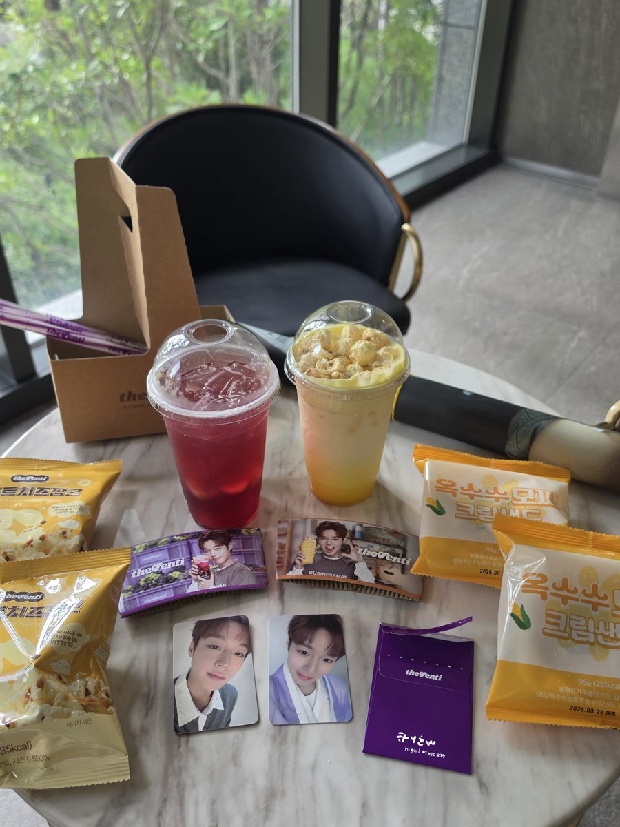 high1wink529's tweet photo. 더벤티 다녀옴 ..🍇🌽
박지훈 이뽀니포카 일단2개받았고 나머지3개중복 안 되게 챙겨주신다고해서 감동..🥺♡
여기지역 바이저 관리깐깐해서 아침에 포스터랑 배너등 부착하시느라 엄청 분주하셨음

음료 개인적 후기
🌽 옥수수 : 옥수수폼 크리미하구 팝콘 완전바삭달달!
음료는 가벼운 옥수수아이스크림+우유느낌인데 적당히 라이트해서좋음 상부하부 조화 ㄱㅊ
🍇 포도 : 시판 포도주스맛 아니고 나한테는 집에서 진하게 담근 포도주(?에 소다 톡 탄 맛 같음  

팝콘이랑 모찌샌드 크기가 박지훈 ���트 산 보람 제대로 느끼게 해줌 에이드vs라�� . . 취향따라 골라🎵
