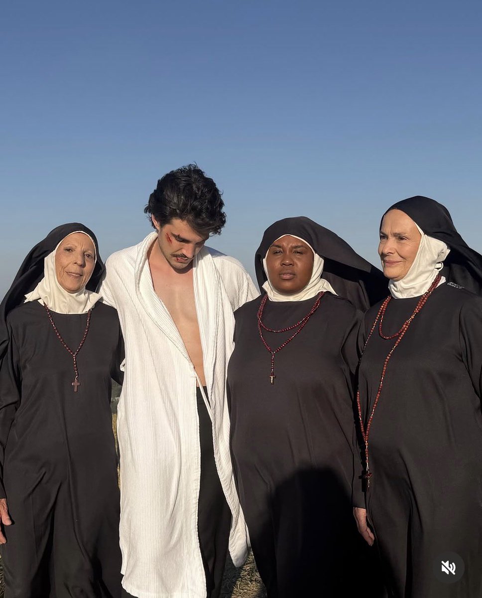 sosoromaniaaa's tweet photo. as mulheres no convento 
que agora limpam minhas feridas
você andou por muito tempo?
elas perguntam curiosas https://t.co/7nOewM0vLD