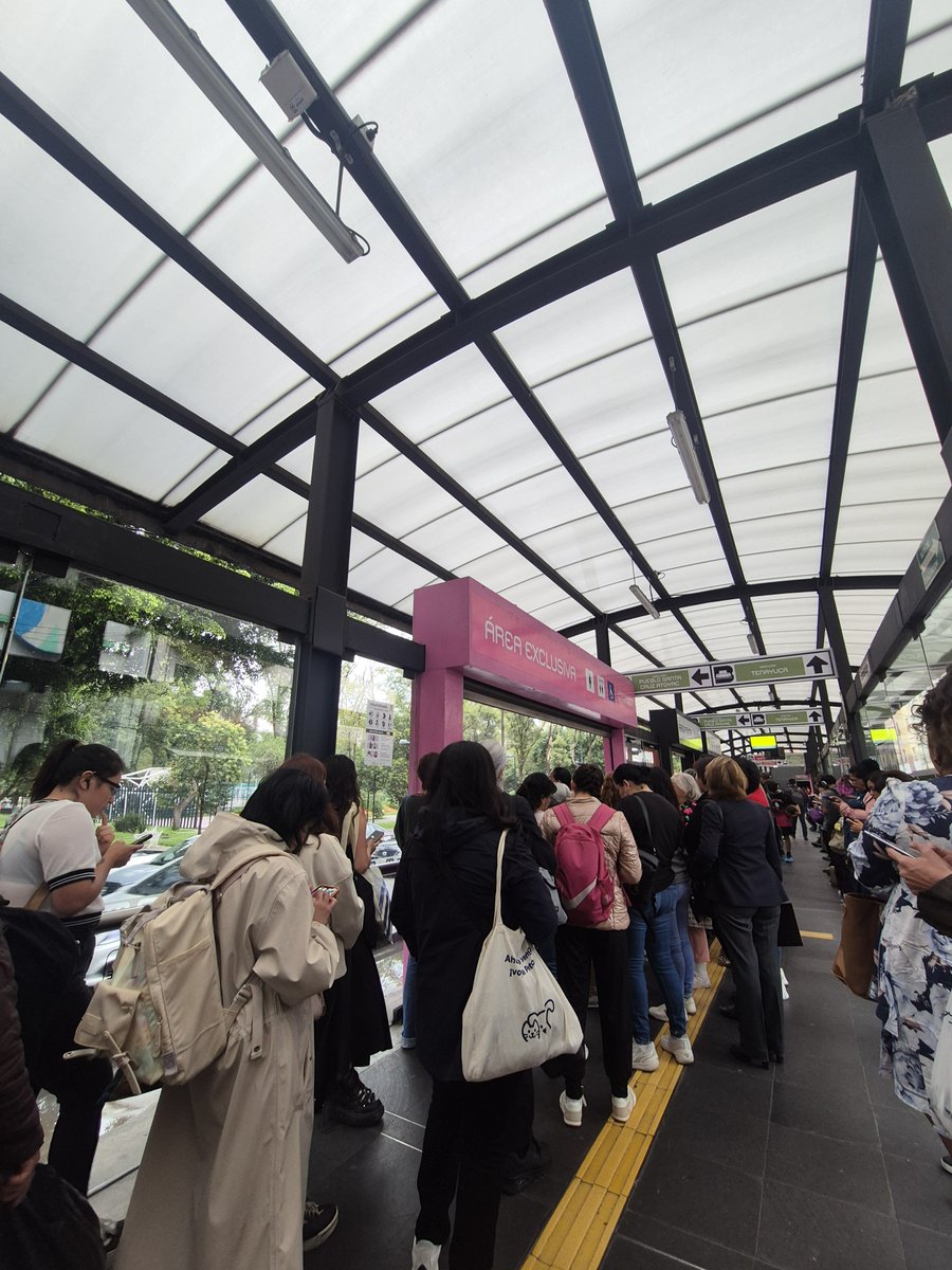 jcosholi's tweet photo. @MetrobusCDMX 15 minutos en jardín pushkin 🥲 https://t.co/hZytXdDAK9