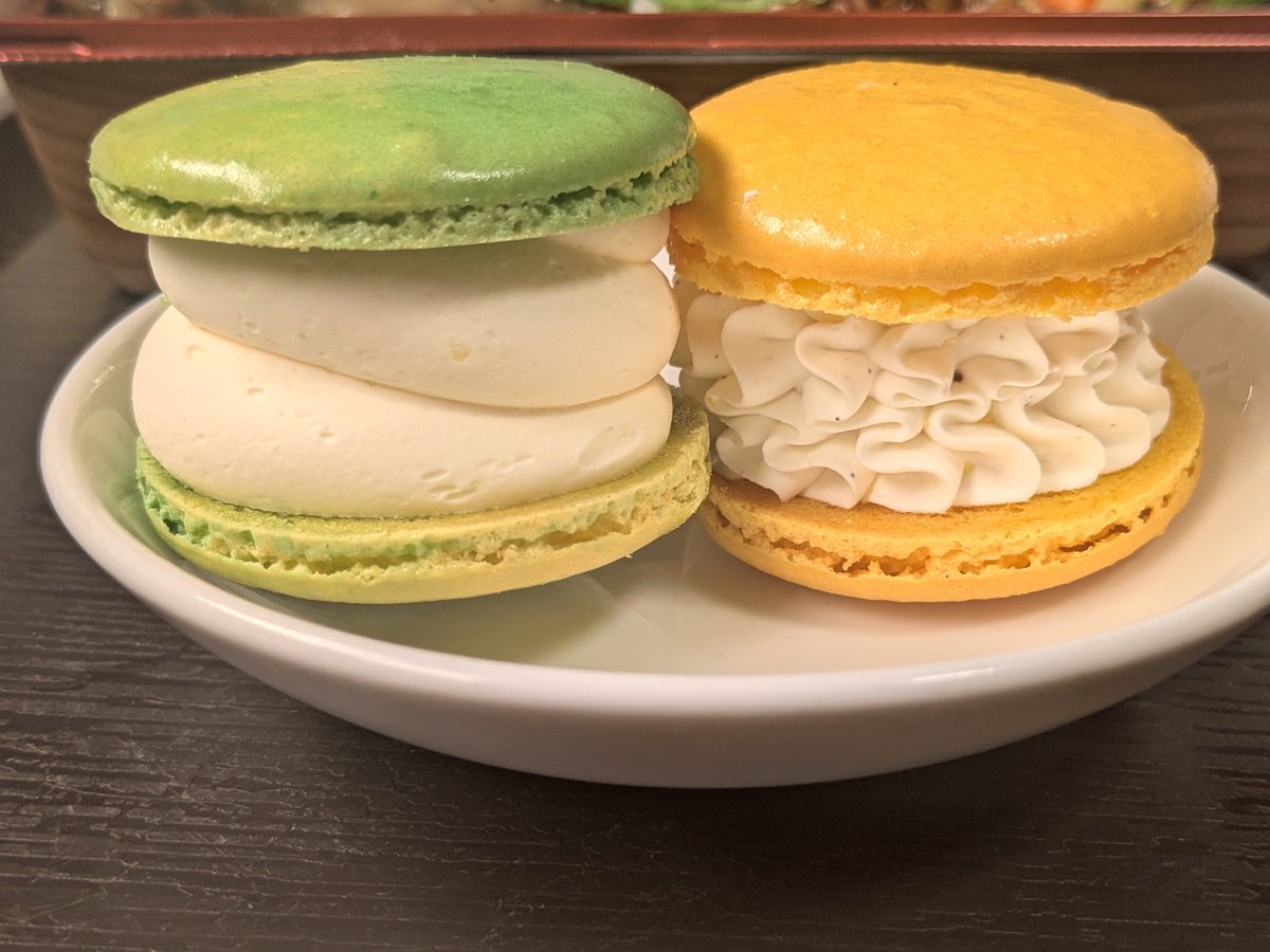 02FukuroU14's tweet photo. 今日のマカロンぬ。

←レモンチーズとバニラ→

レモン、爽やかな酸味があってかなり好き……
はぁー、高いけどうまーーー🥰🥰🥰 https://t.co/rBRXrVH1eu