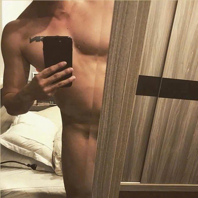 tggyfyfct's tweet photo. Diễn viên (Quốc Trường ) lộ video 
Lão này đẹp trai body ok nhưng cu hơi bé nha anh e 😁
Bán trọn bộ 5 video và hình full của Quốc Trường giá #100k 🥰
Bạn nào mua kết bạn zalo #0928938006s giao dịch nhé 
5 đến 7 phút 1 video nha https://t.co/sWbgrTqOcX