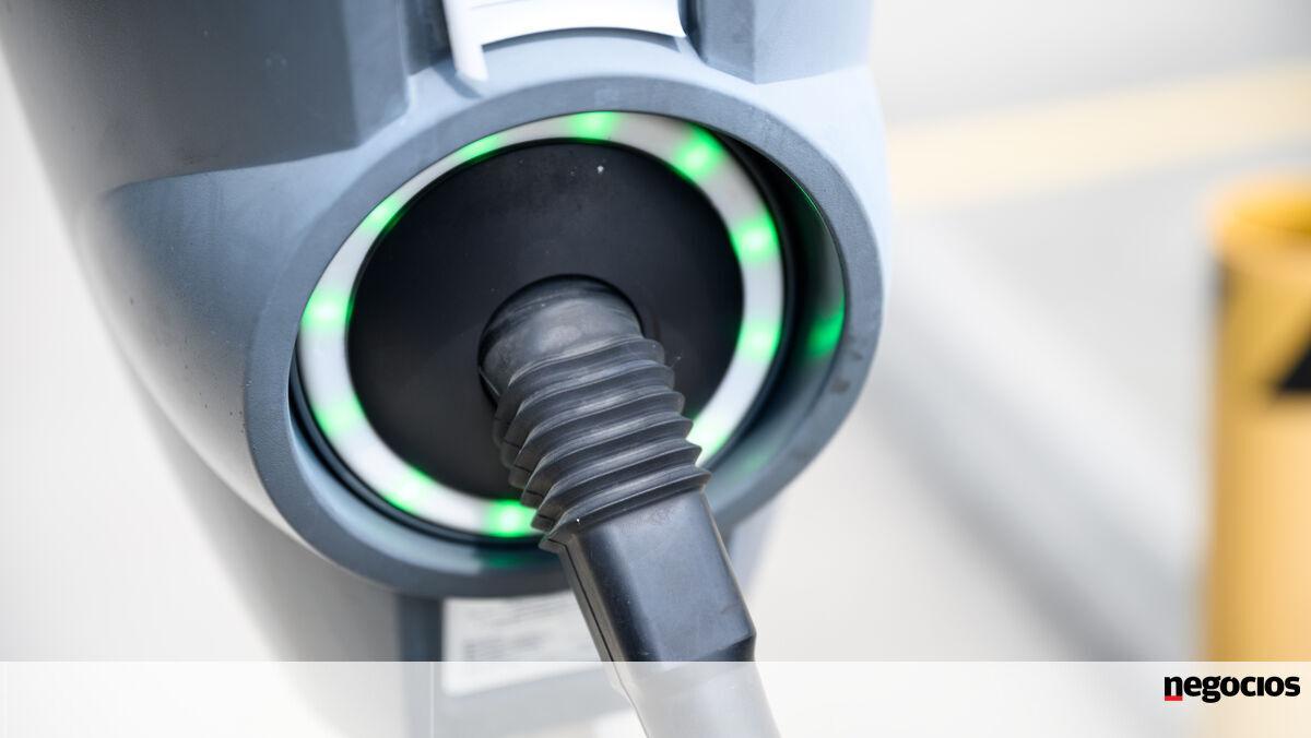 JNegocios's tweet photo. Venda de carros novos acelera 10,3%. Elétricos valem 26,8% dos ligeiros de passageiros https://t.co/GeLBfz2f1m https://t.co/RJtQ2I68uE