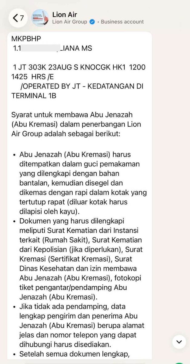 MediaKonsumenID's tweet photo. Seorang lansia berusia 72 tahun gagal terbang dengan Lion Air dari Bandara Kualanamu pada 23 Agustus 2026, bukan karena melanggar aturan, melainkan karena staf counter check-in memintanya membayar lebih dari Rp8 juta untuk abu jenazah suaminya yang digendong. Padahal ketentuan Lion Air sendiri memperbolehkan penumpang membawa abu jenazah selama dokumen lengkap. Ketika keluarga menunjukkan bukti aturan tersebut, petugas tetap bersikukuh, hingga salah satunya terpaksa terbang sendirian. Penumpang yang sudah sepuh dan kesulitan berjalan, akhirnya terpaksa membeli tiket baru di Citilink, yang justru tidak mempermasalahkan abu jenazah tersebut.