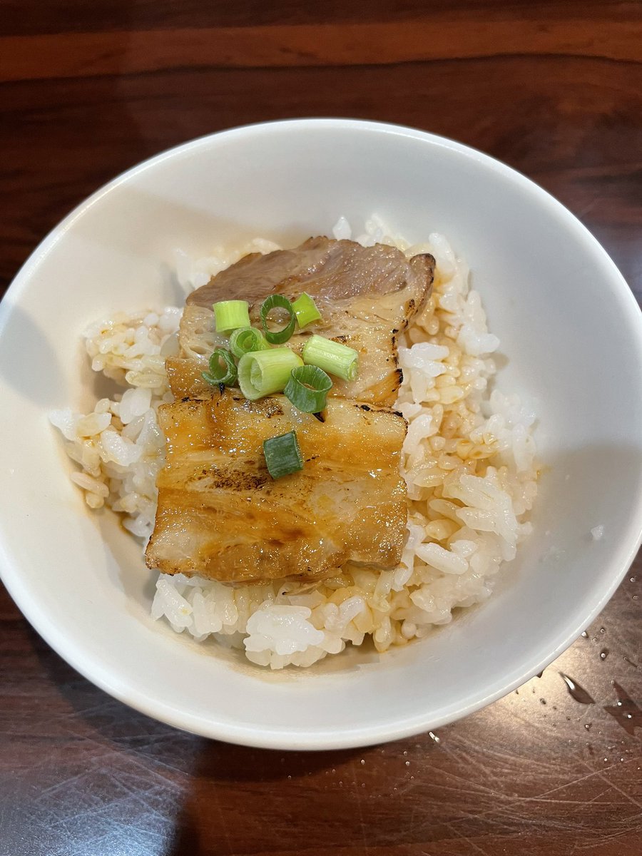 PECO_S_KEN's tweet photo. うな観2回目！
今回はスペシャル鰻だし担々麺と、前回売り切れてたミニうなぎ叉焼丼を堪能！
レンゲのように見えるのはうなぎの骨せんべいですw
美味しかったー！ https://t.co/YIEY4L7EK0