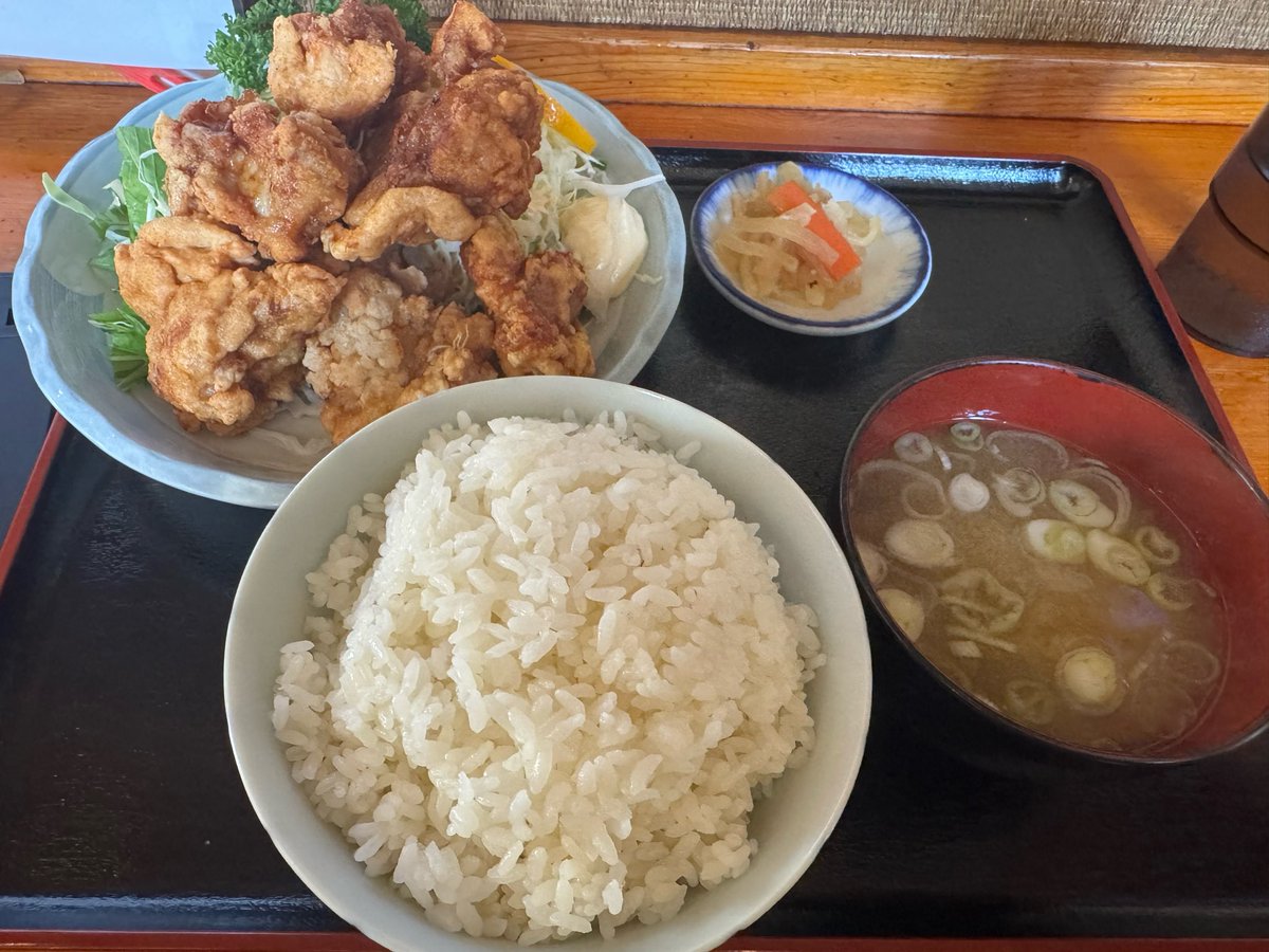 yumePachislot7's tweet photo. 大好きな唐揚げをぶち込み👍
テンションをあげながら休日をスタートさせていく😎😎
ボリューム満点ながら、ガツンとしょうがとニンニクが効いたパンチのある特大唐揚げ🧄🧄
 #唐揚げ  #休日 https://t.co/kBOvneuhRL