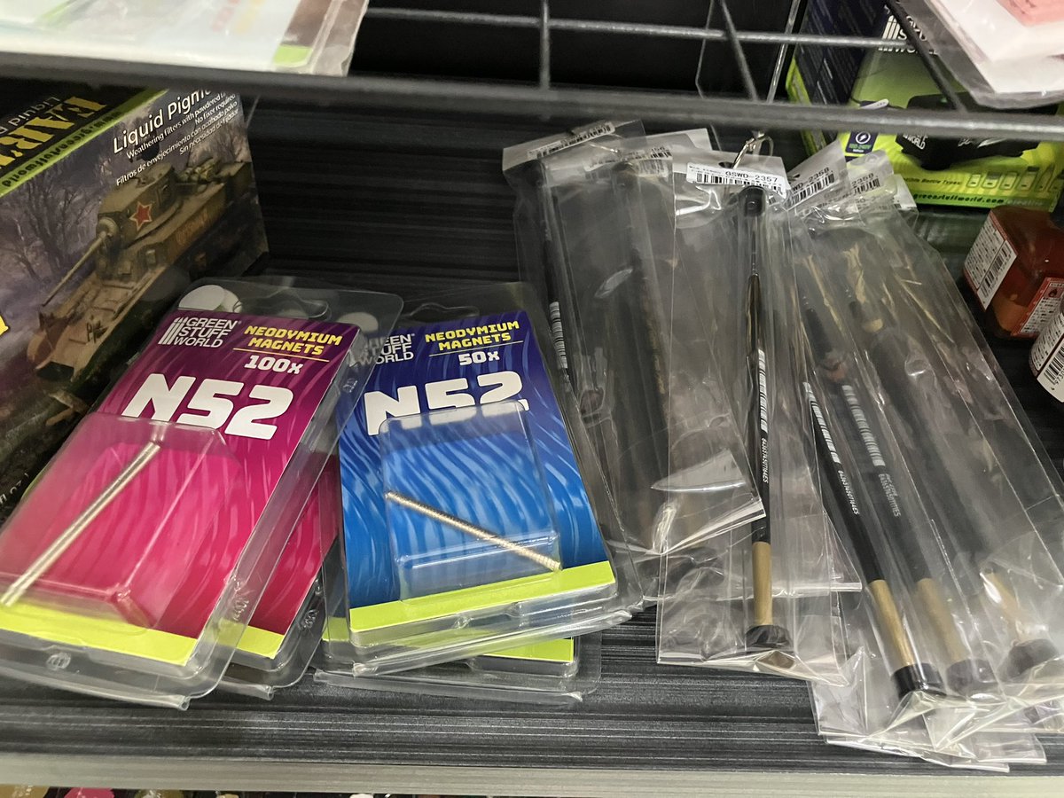 38model77's tweet photo. グリーンスタッフワールド入荷〜

筆やシンナー

塗料も沢山あります。

ネオジム磁石入りました。

パレットのXLは通常サイズの約2倍💪

1/35の少年と犬のフィギュアもとてもいいですよ〜

#38モデル https://t.co/9Nh2DxwZra