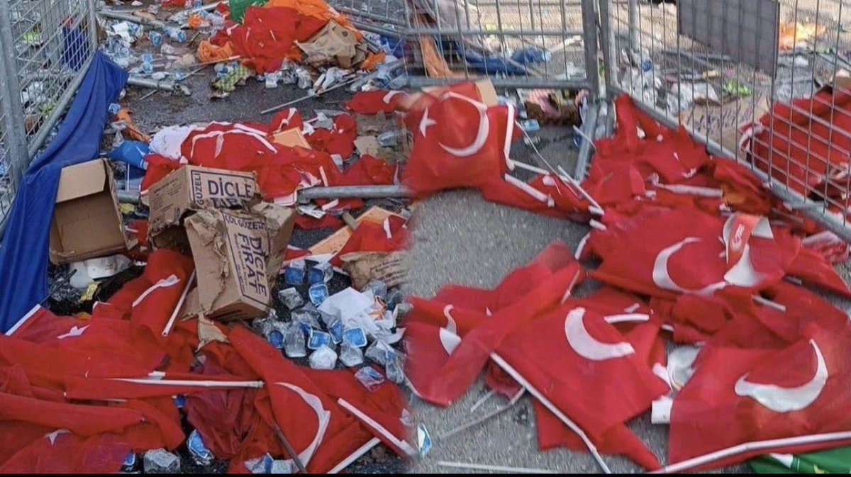 scary_happy's tweet photo. @iremmtalks Bak Buda akp miting sonrası görüntüsü buna da aynı şeyleri söyleyebilcekmisin bakalım https://t.co/a9LU8Rnifz