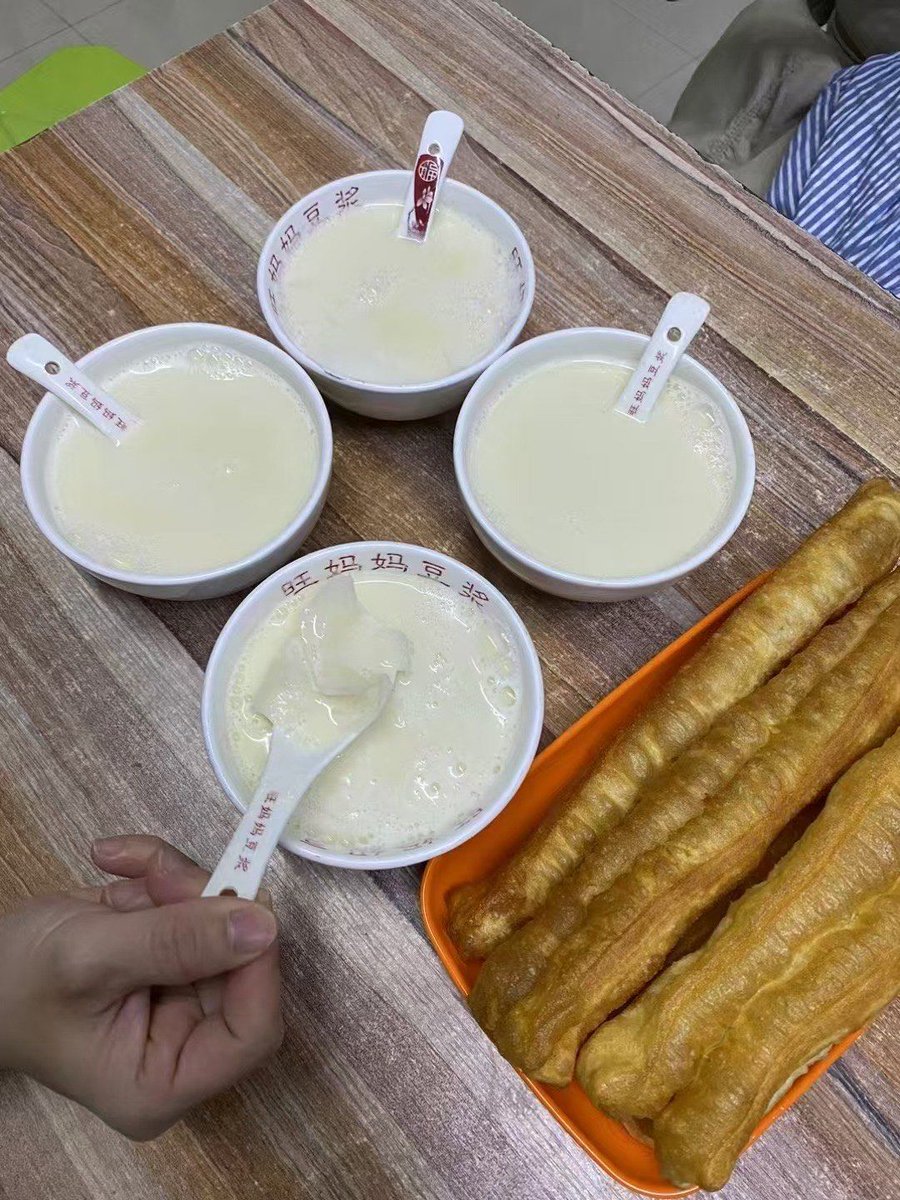 doory118's tweet photo. That late-night street snack hit different—warm crispy fried dough sticks with a side of hot soy milk, the ultimate comfort for chilly days. ， https://t.co/MUD5AFMCBq
