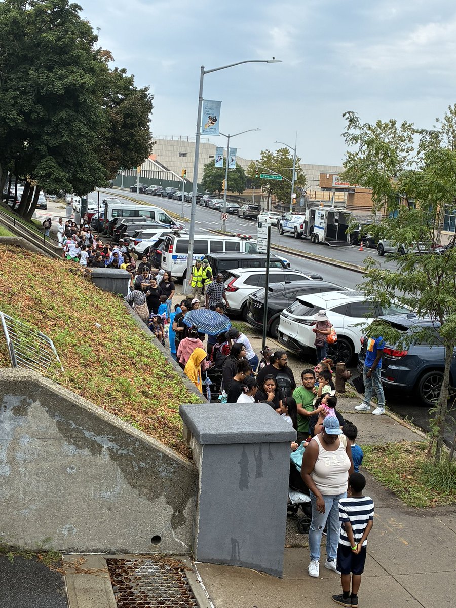 NYPD120Pct's tweet photo. The 120th Precinct Community Council would like to extend a heartfelt THANK YOU to everyone who came out and supported our Annual Back-to-School Community Event. A special thank you to all of our vendors, community partners, sponsors, NYPD members and all volunteers. https://t.co/ws4Dd5zCMG
