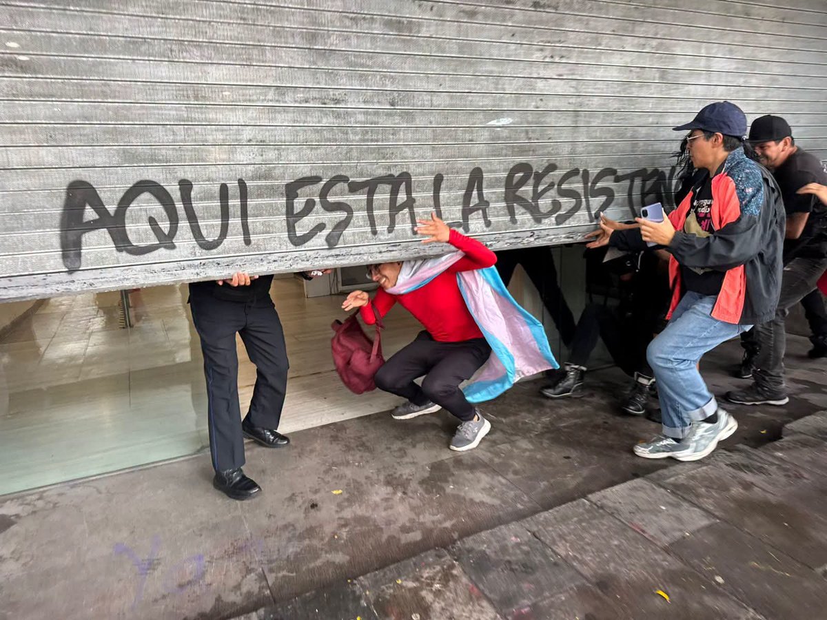 antoniomedina41's tweet photo. "¡10 años de leyes y nos vuelven a matar en papel!": Kenya Cuevas

* La activista trans estalla contra Fiscalía CDMX por malgenerizarla y juzgar caso Paola Buenrostro como homicidio y no como transfeminicidio

*Activistas mandan mensaje a Clara Brugada y Bertha Alcalde: "No fue homicidio, fue transfeminicidio" y  exigen destitución de la fiscal que nos traicionó

Ciudad de México, a 1 de septiembre de 2026. (AMCI*).- La activista trans Kenya Cuevas Fuentes y decenas de integrantes de Casa de las Muñecas Tiresias A.C. protestaron hoy y tomaron las instalaciones de la Fiscalía General de Justicia de la CDMX para exigir que el asesinato de su amiga Paola Buenrostro, ocurrido en 2016, sea juzgado como transfeminicidio y no como homicidio calificado.

La indignación detonó durante la audiencia inicial de Arturo "N", militar retirado, detenido el 31 de agosto en Nicolás Romero, Estado de México, casi 10 años después del crimen. 

Según Kenya, la Fiscalía había pactado con los colectivos que el caso se formularía bajo el tipo penal de transfeminicidio, figura que existe desde 2024 gracias a la Ley Paola Buenrostro que ella misma impulsó. Sin embargo, el Ministerio Público lo presentó como homicidio calificado.

El punto que más indignación provocó fue que en plena audiencia el MP la nombró con su nombre anterior a la transición, asentándola en la carpeta como "hombre y trabajador sexual".

   Nota completa en: 

https://t.co/Uqw82OXGDr

#AMCI
#OrgulloLGBT
@antoniomedina41