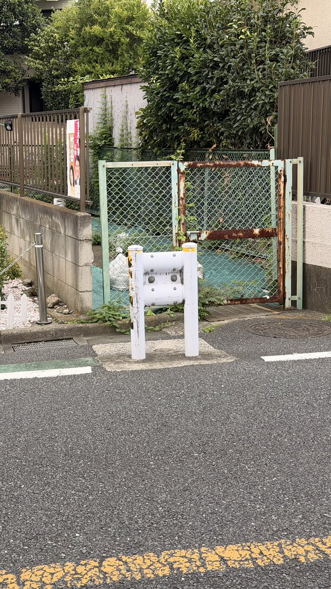 yyyy_yatatetsu's tweet photo. 見て、日本最短のガードレール見つけた。 https://t.co/agh5yrx2pC